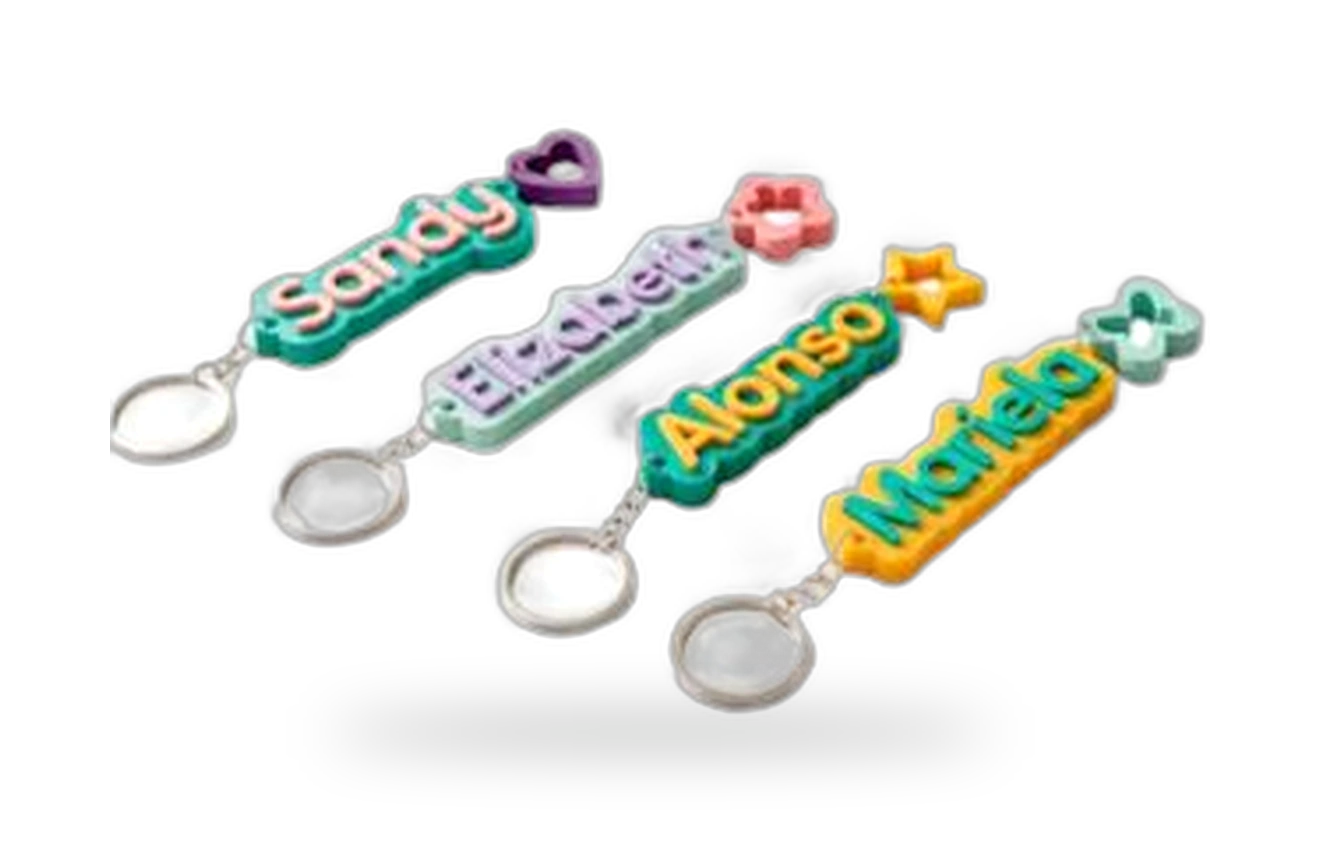 Chaveiros com nome personalizado em relevo, produzidos em impressão 3D e com argola